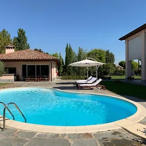 Red Wine Bed & Breakfast